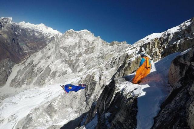 Последний прыжок: в Непале разбился легендарный парашютист Валерий Розов